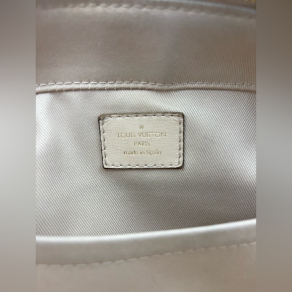 Louis Vuitton Saintonge Crème Monogram Crossbody - Picture 13 of 16